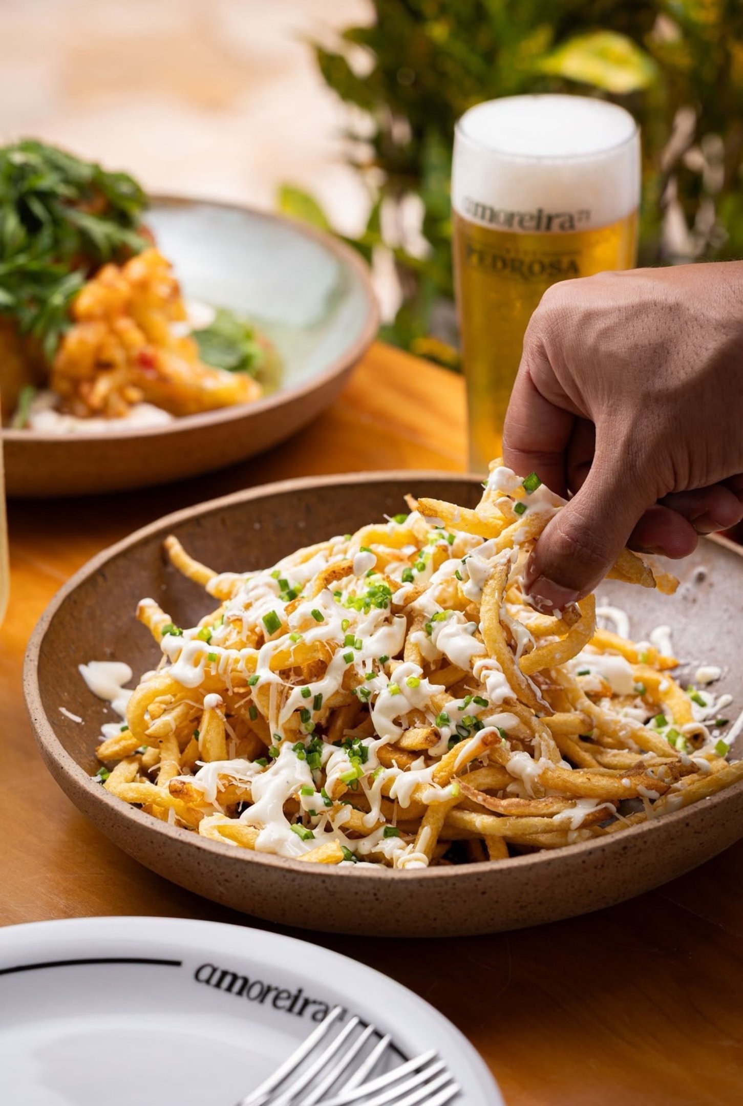 Picles de pepino saborizam a maionese do Amoreira 71 servida na por&ccedil;&atilde;o de fritas com parmes&atilde;o curado 