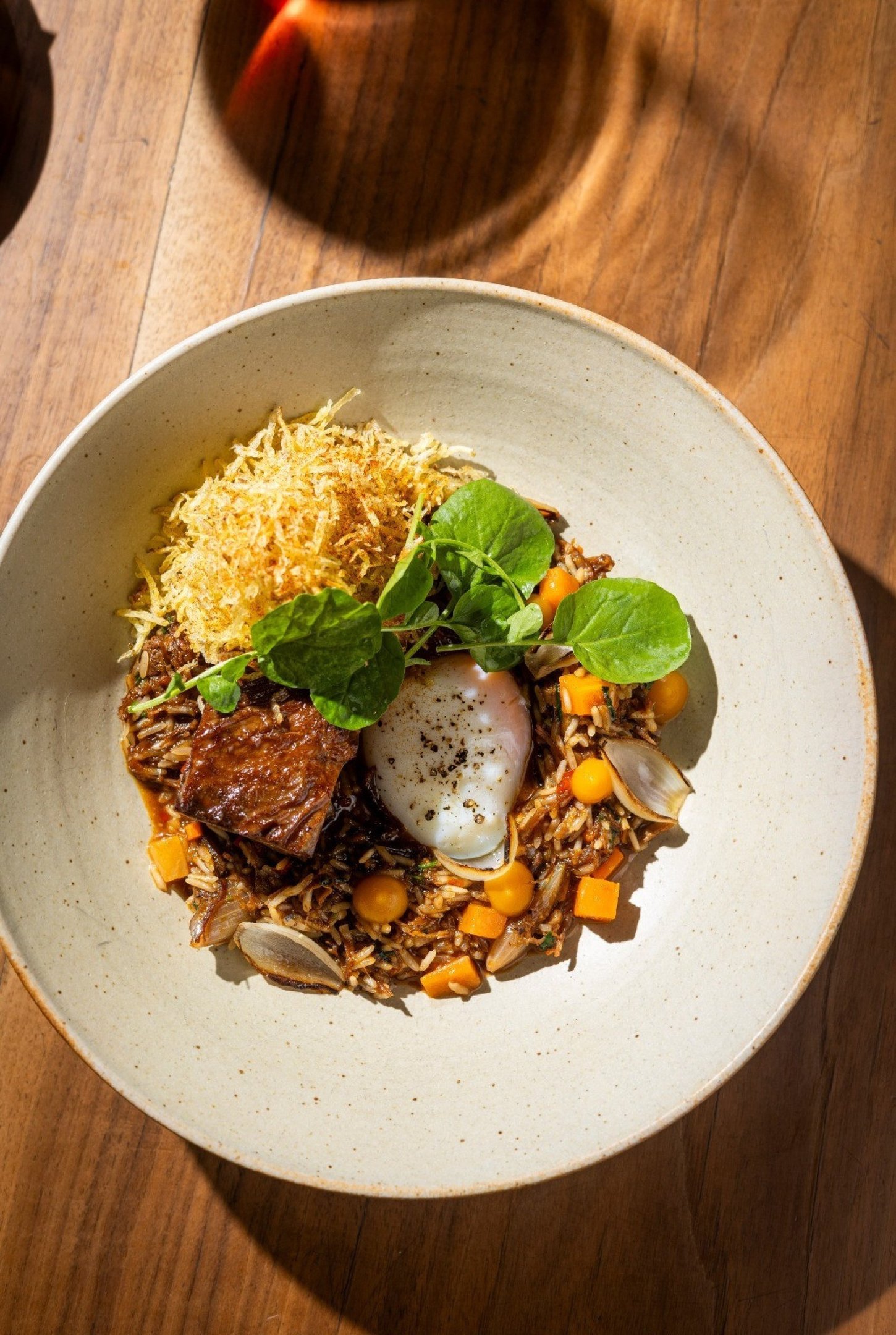 Entre tantos picles criados no Pacato, o de ab&oacute;bora acompanha o arroz de costela com ovo perfeito e gel de lim&atilde;o capeta 
