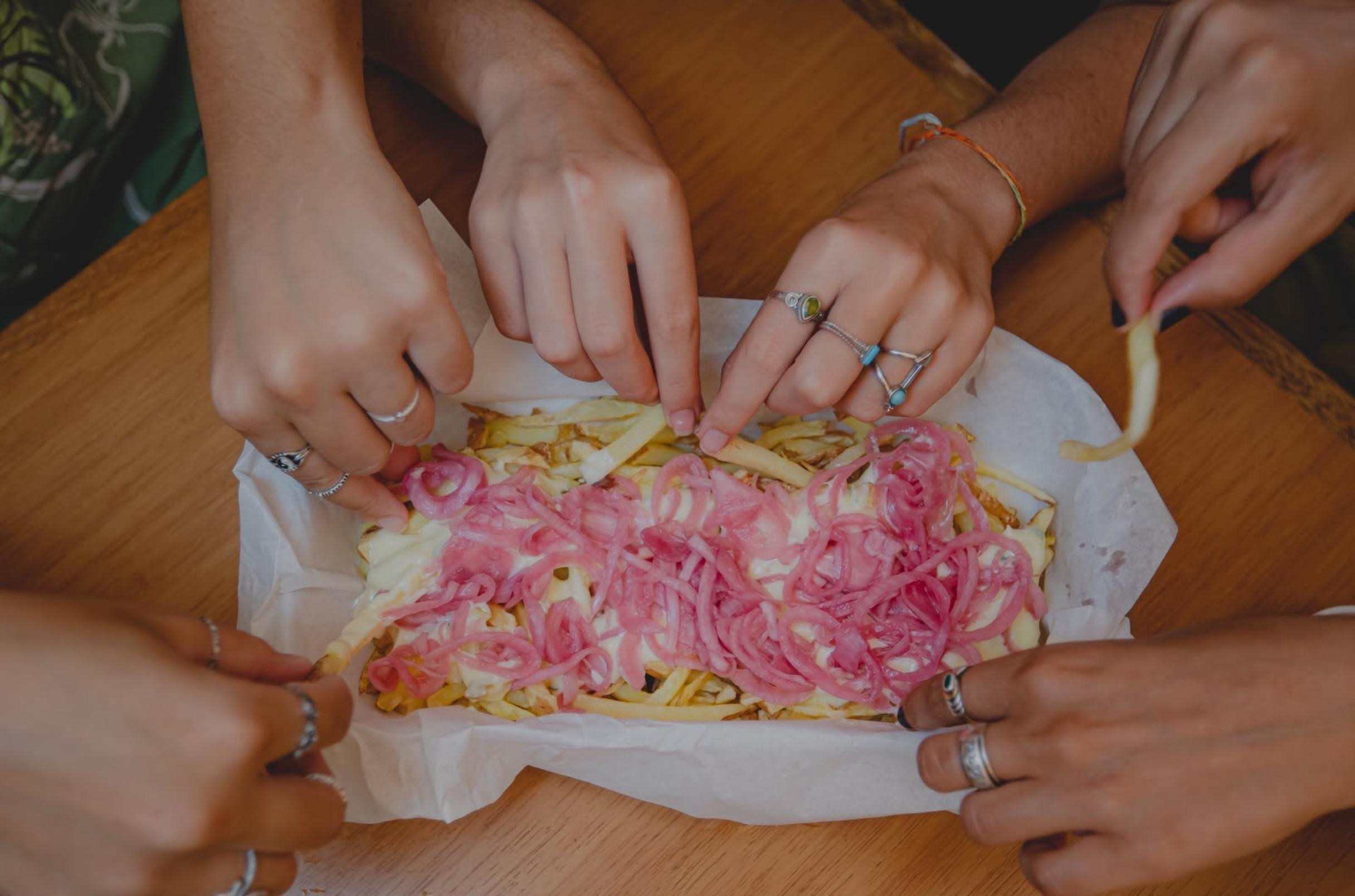 Ideal para compartilhar, a batata frita do Ben&iacute; Kebab combina molho &agrave; base de alho e iogurte e picles de cebola roxa 