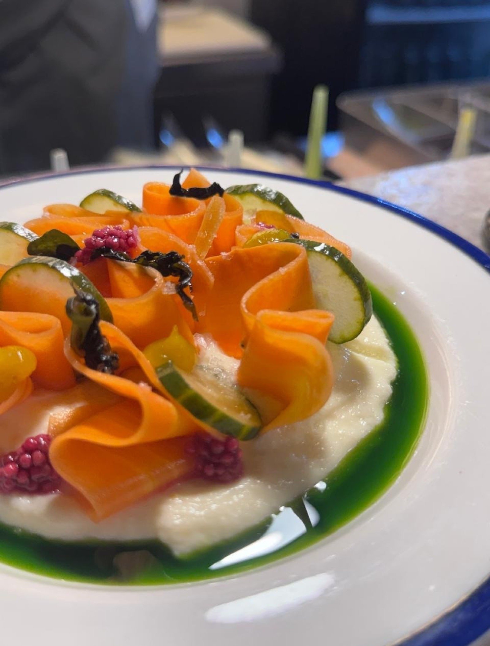 Cenoura, pepino, wakame e semente de mostarda: tudo vira conserva na entrada do Fuga que combina com qualquer outro prato do menu 