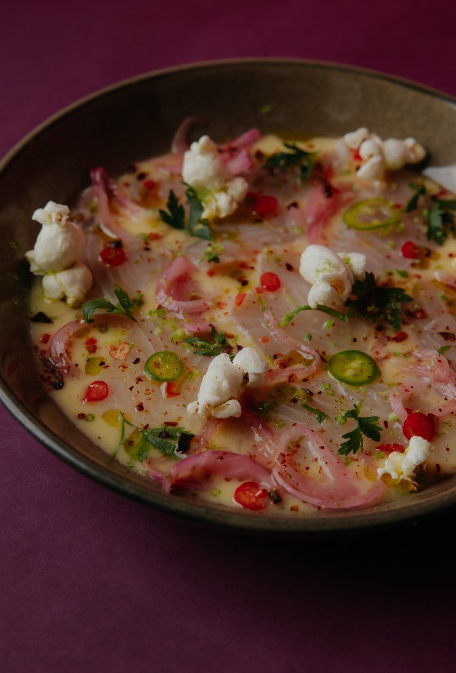 Na Casa Gabo, a escolha &eacute; pela cebola roxa para compor o tiradito de peixe 