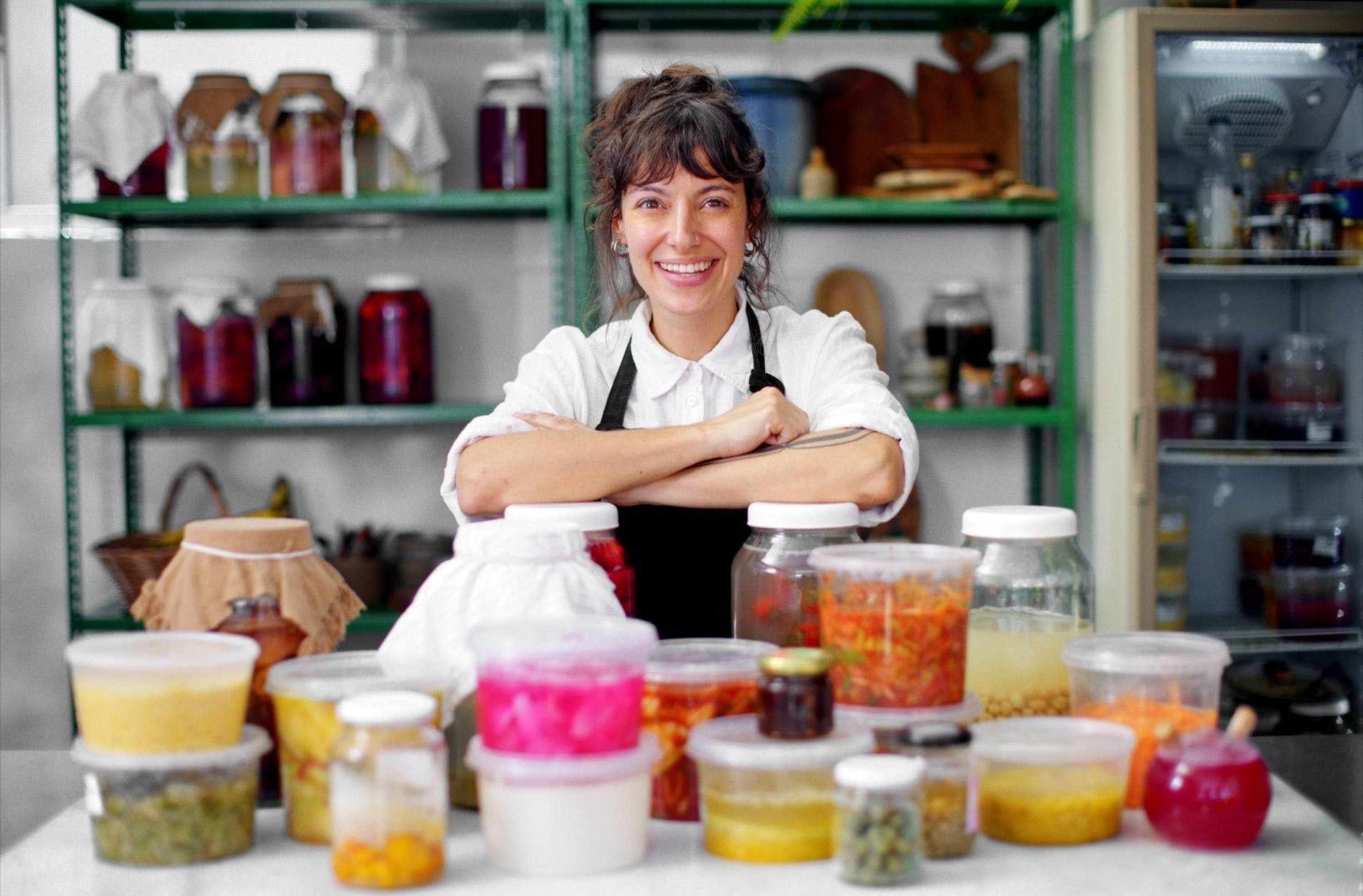 "N&atilde;o existe um ingrediente que melhor se adapta, d&aacute; para fazer picles de tudo" - Carolina Dini, Chef