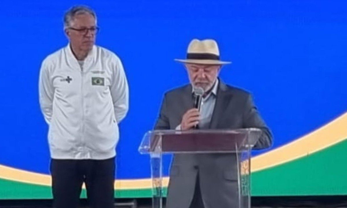 Lula e Alexandre Padilha, ministro da Saúde, no novo complexo industrial da Eurofarma - (crédito: Luiz Ribeiro/EM/D.A. Press)