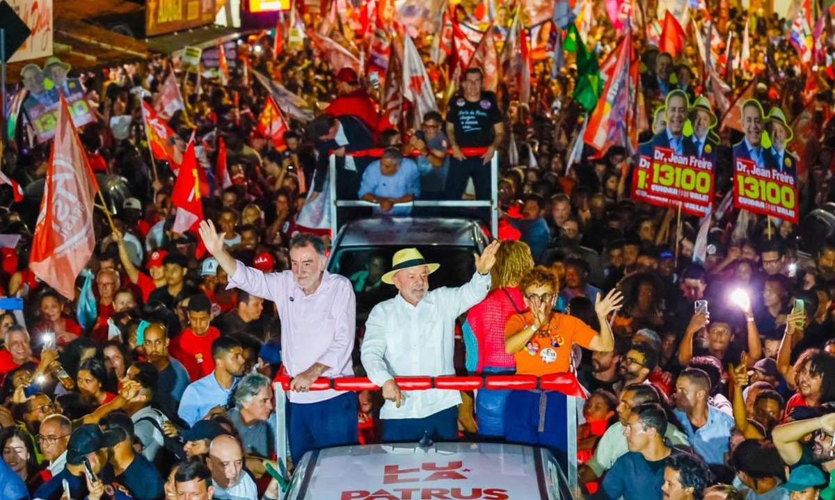 Lula ao lado de Patrus Ananias, Marília Campos e, de costas, Áurea Carolina - (crédito: Ricardo Stuckert)