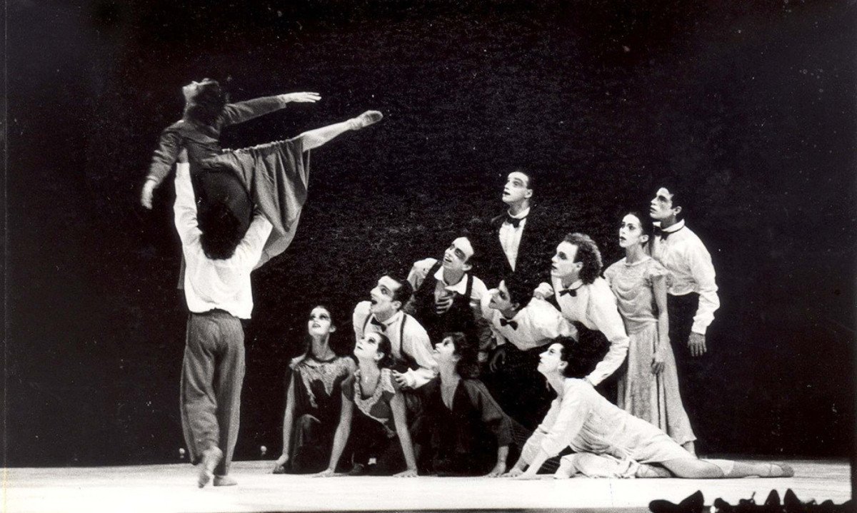 Fotografia da Cia de Dança no Palácio das Artes apresentando o espetáculo "O pássaro de fogo" (1990) - Arquivo Fundação Clóvis Salgado - (crédito: Carlos Ernesto Falci/FCS)