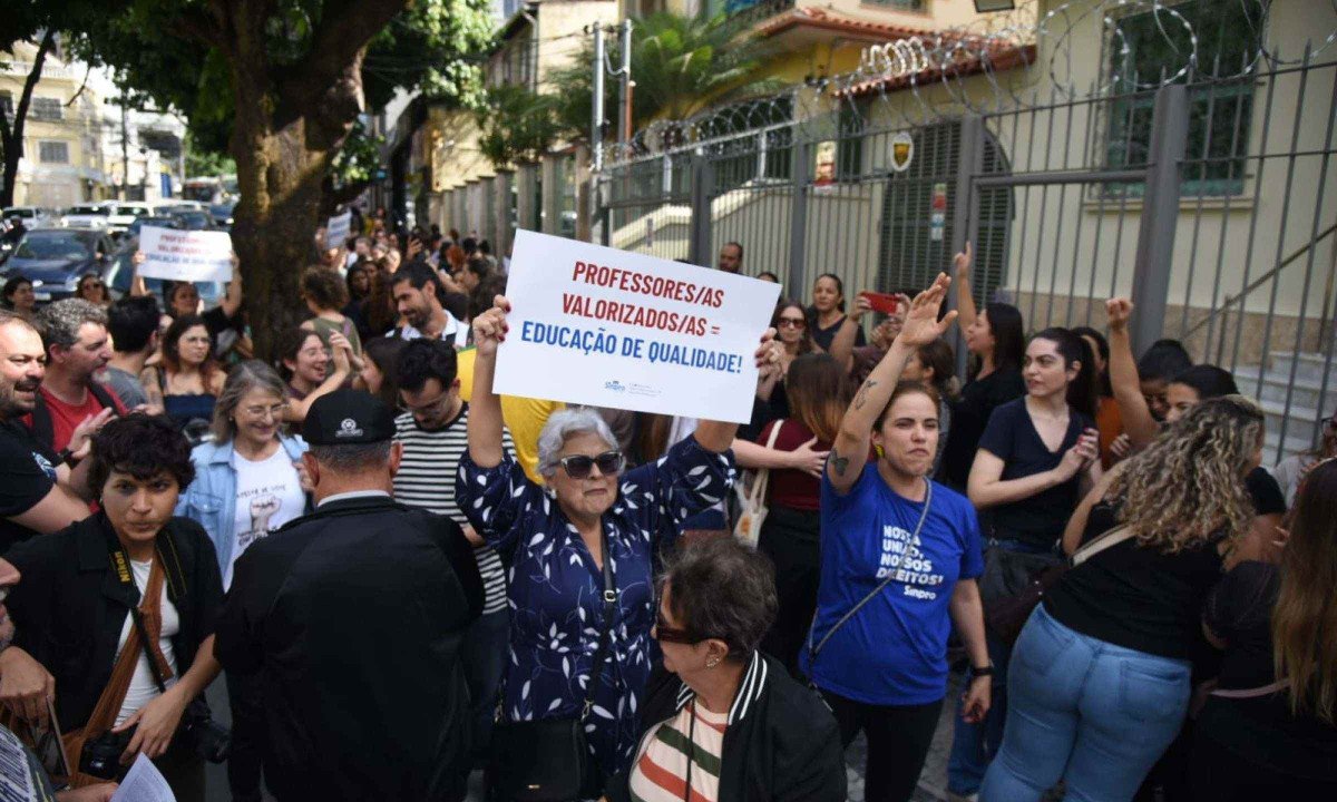 Nesta quinta-feira (17/9), os professores participaram de uma manifestação em frente à sede do Sindicato das Escolas Particulares de Minas Gerais (Sinepe-MG) - (crédito: Gladyston Rodrigues/EM/D.A.Press)