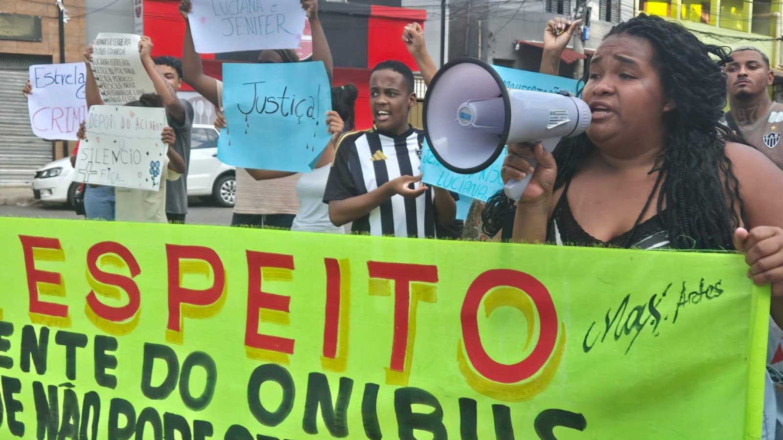 Ap&oacute;s um m&ecirc;s do acidente no RJ, comunidade Vila Acaba Mundo protesta contra falta de resposta e apoio 