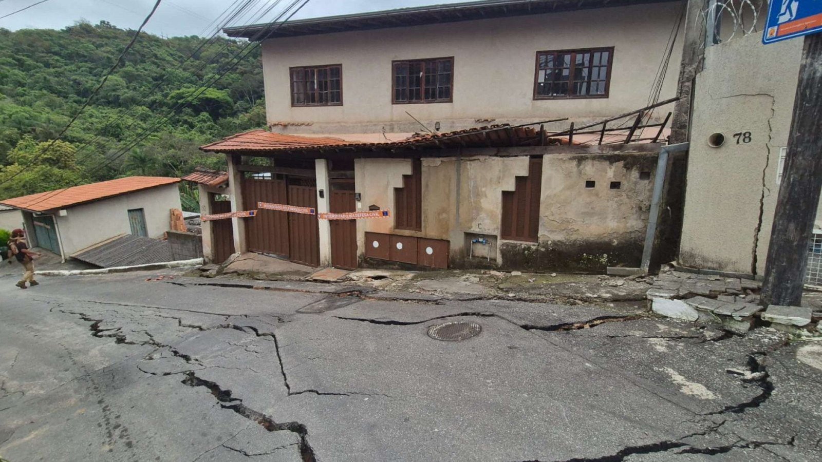 Queda do muro de arrimo em Nova Lima tamb&eacute;m causou estragos no asfalto