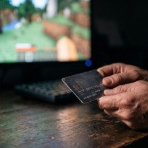 Menino de 9 anos usa cartão do pai para divulgar canal de games no YouTube e gera dívida de R$ 607 mil