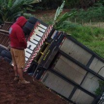 Bois são lançados de carreta em acidente na BR-116, em Minas 