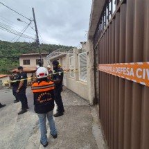 Defesa Civil faz vistoria em casa atingida por queda de muro em Nova Lima - Jair Amaral/EM/D.A Press