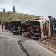 Carreta carregada de calcário tomba na BR-381
