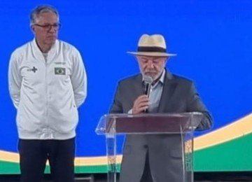 Lula e Alexandre Padilha, ministro da Saúde, no novo complexo industrial da Eurofarma -  (crédito: Luiz Ribeiro/EM/D.A. Press)
