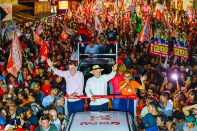 Lula ao lado de Patrus Ananias, Marília Campos e, de costas, Áurea Carolina -  (crédito: Ricardo Stuckert)