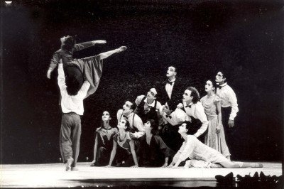 Fotografia da Cia de Dança no Palácio das Artes apresentando o espetáculo 'O pássaro de fogo' (1990) - Arquivo Fundação Clóvis Salgado -  (crédito: Carlos Ernesto Falci/FCS)