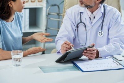 Consultas regulares permitem avaliar a evolução da condição de saúde e ajustar o tratamento quando necessário  -  (crédito: pressfoto/magnific)