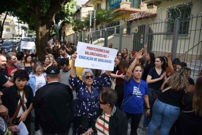 Nesta quinta-feira (17/9), os professores participaram de uma manifesta&ccedil;&atilde;o em frente &agrave; sede do Sindicato das Escolas Particulares de Minas Gerais (Sinepe-MG) -  (crédito: Gladyston Rodrigues/EM/D.A.Press)