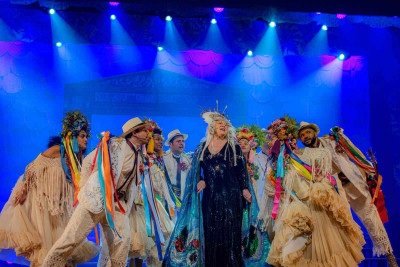 Em 'Fafá de Belém, o musical', quatro atrizes interpretam a cantora paraense nas diversas fases da vida e da carreira; montagem tem sessões hoje e amanhã na capital mineira -  (crédito: Nill Caniné/Divulgação)