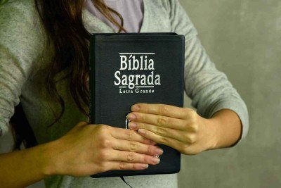 Bíblia impressa continua sendo a principal escolha para a leitura das Escrituras entre os evangélicos brasileiros e mineiros. No país, 68% dos entrevistados preferem o modelo de papel, em Minas, 60,4%   -  (crédito: GLADYSTON RODRIGUES/EM/D.A PRESS)