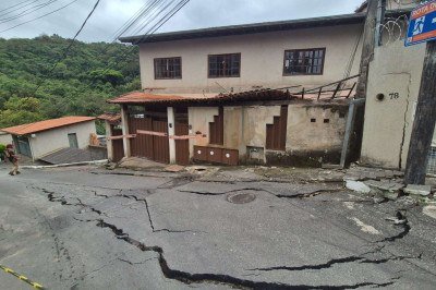 Queda do muro de arrimo em Nova Lima resultou na demoli&ccedil;&atilde;o de pr&eacute;dio no Bairro Retiro -  (crédito: Jair Amaral/EM/D.A Press)