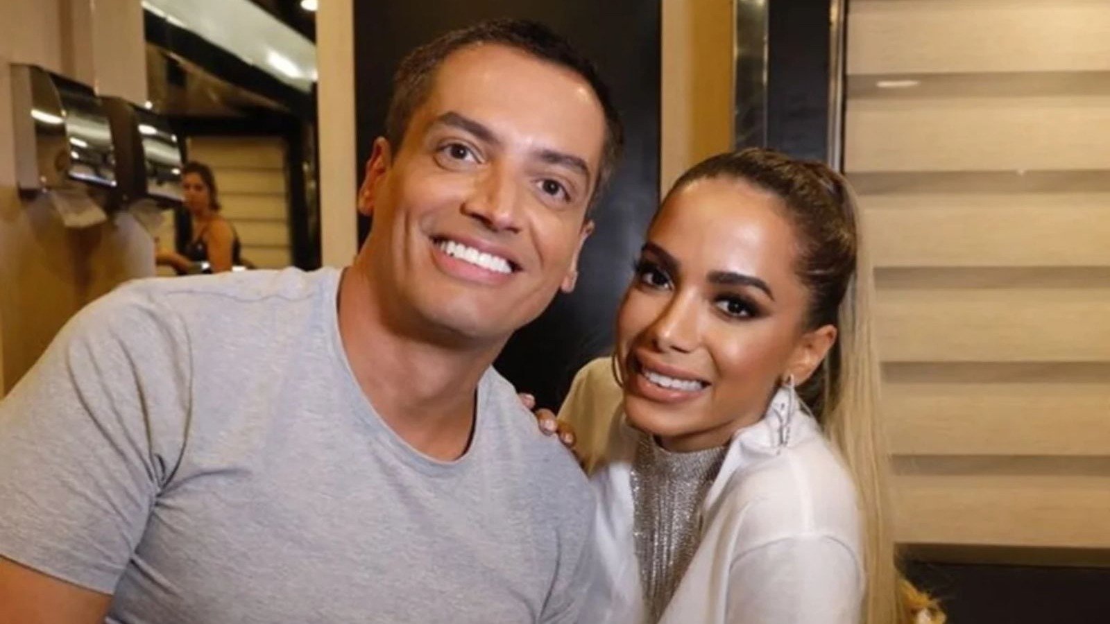Jornalista Leo Dias e cantora Anitta em foto de arquivo; Dias paga multa de R$ 40 mil para citar o nome da artista -  (crédito: Reprodu&ccedil;&atilde;o)