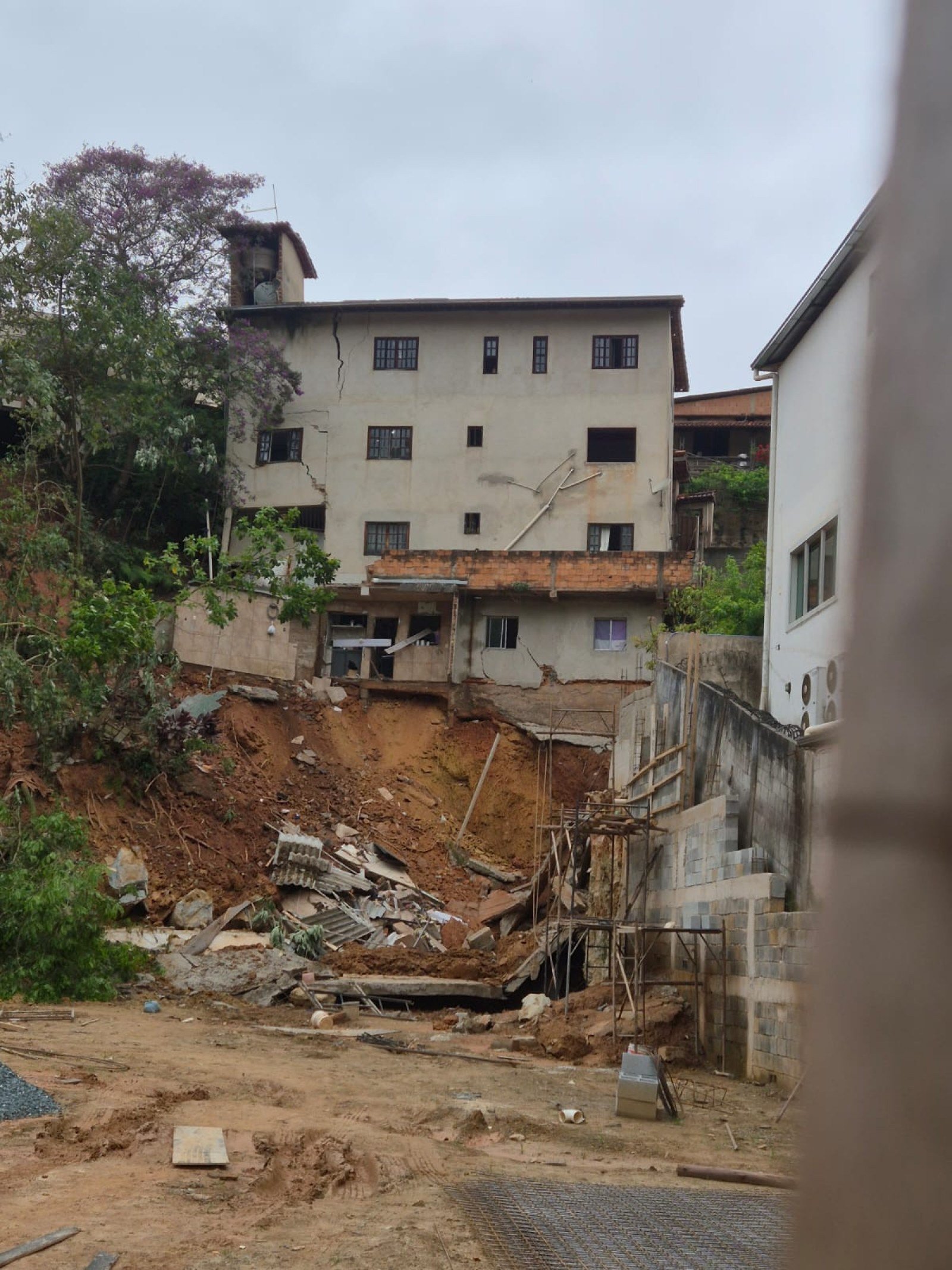 Muro de arrimo fazia parte de uma obra privada. Causas da queda ainda est&atilde;o sendo apuradas 