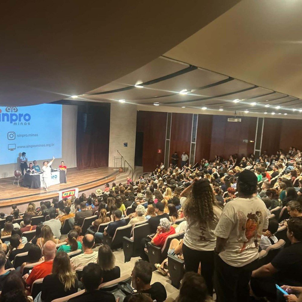 Professores decidem manter greve nas escolas particulares de BH