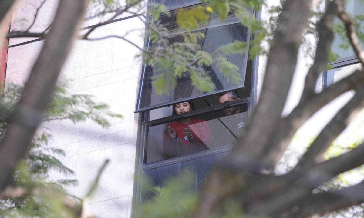 Na foto, a diarista no apartamento em que o crime foi cometido durante a reconstituição conduzida pela PC no dia 8 de julho de 2026 - (crédito: Alexandre Guzanshe/EM/D.A Press)