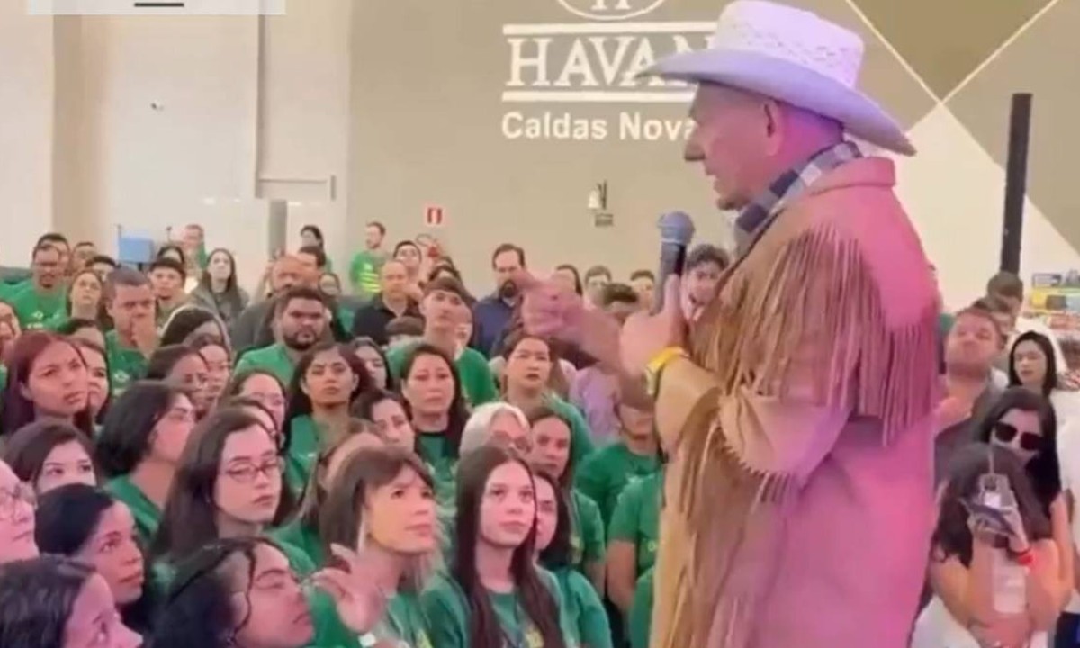 O empresário Luciano Hang discursa para funcionários da Havan, cenário de denúncias de assédio eleitoral em 2018. - (crédito: Reprodução)