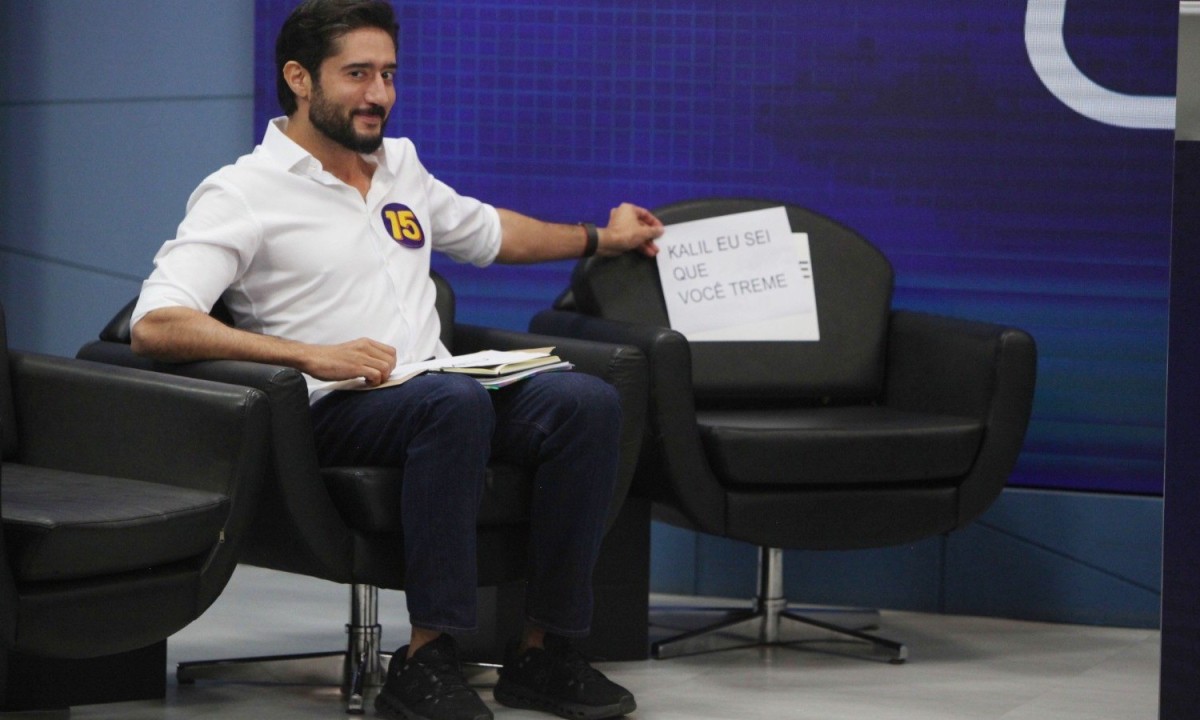 Gabriel Azevedo, candidato ao governo de Minas, provoca Alexandre Kalil no debate da TV Alterosa com uma placa citando o adversário ausente. - (crédito: Edesio Ferreira/EM/D.A Press)
