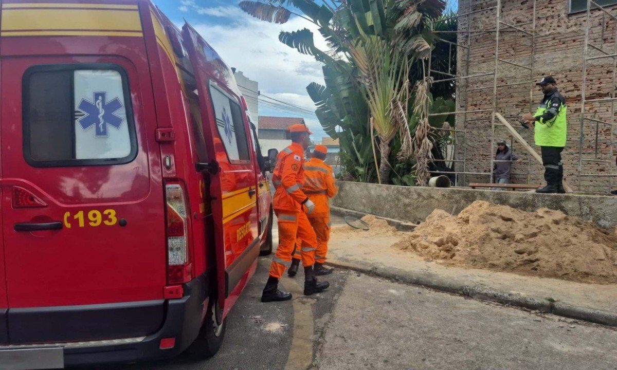 As circunstâncias da queda do andaime não foram informadas - (crédito: CBMMG)