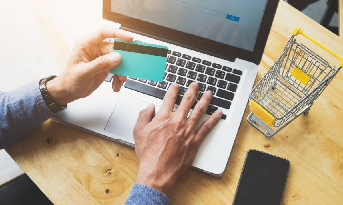 Shopping online use credit card to pay online.Vintage tone, Retro filter effect. Business online shopping and sale concept .
- (crédito: DINO)