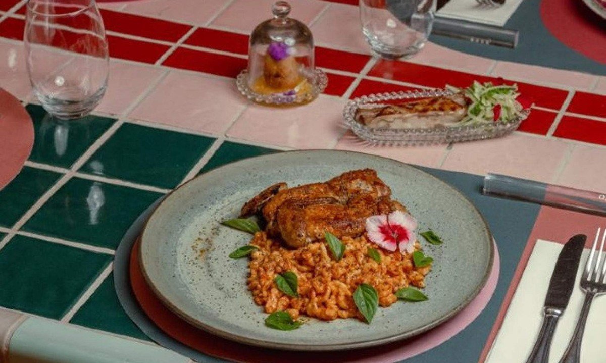 O galeto com páprica e galuska do Restaurante Agnes representa a origem húngara da chef O galeto com páprica e galuska do Restaurante Agnes representa a origem húngara da chef