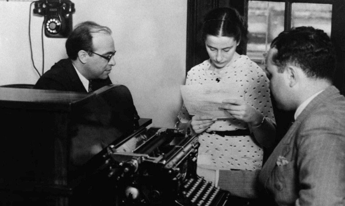 Olga Benário presta depoimento à polícia após ser presa no Rio de Janeiro, em 1936, durante a repressão aos envolvidos no 
