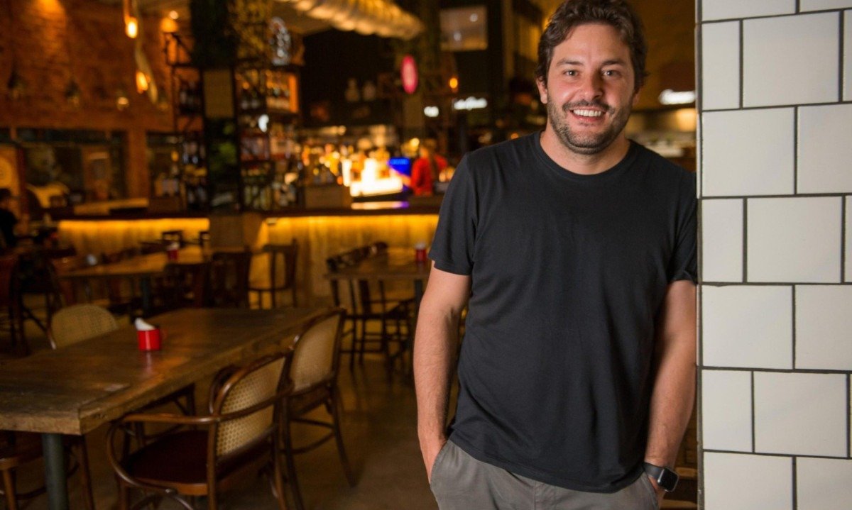 'Por que a gente pode se sentar em uma mesa comunitária na França e não pode sentar em uma mesa comunitária na sua cidade?' - Lucas Vereza, sócio do Mercado da Boca 'Por que a gente pode se sentar em uma mesa comunitária na França e não pode sentar em uma mesa comunitária na sua cidade?' - Lucas Vereza, sócio do Mercado da Boca