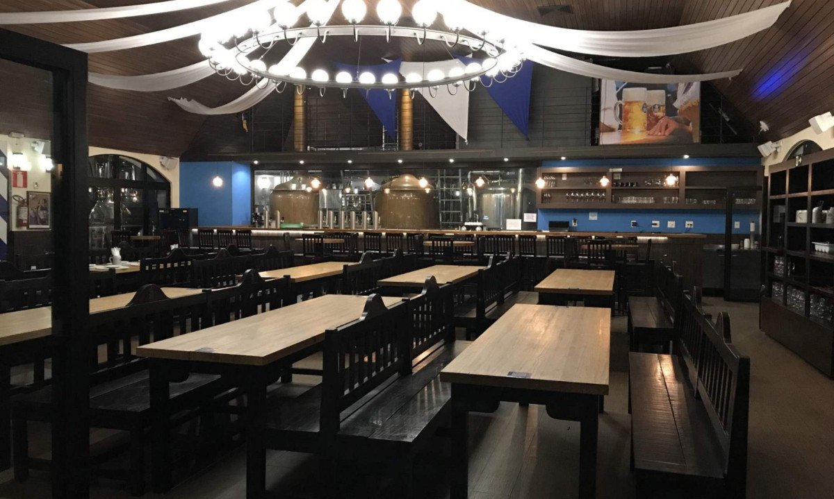 A Hofbräuhaus importou da Alemanha o projeto em que o salão só tem mesas para 10 pessoas A Hofbräuhaus importou da Alemanha o projeto em que o salão só tem mesas para 10 pessoas