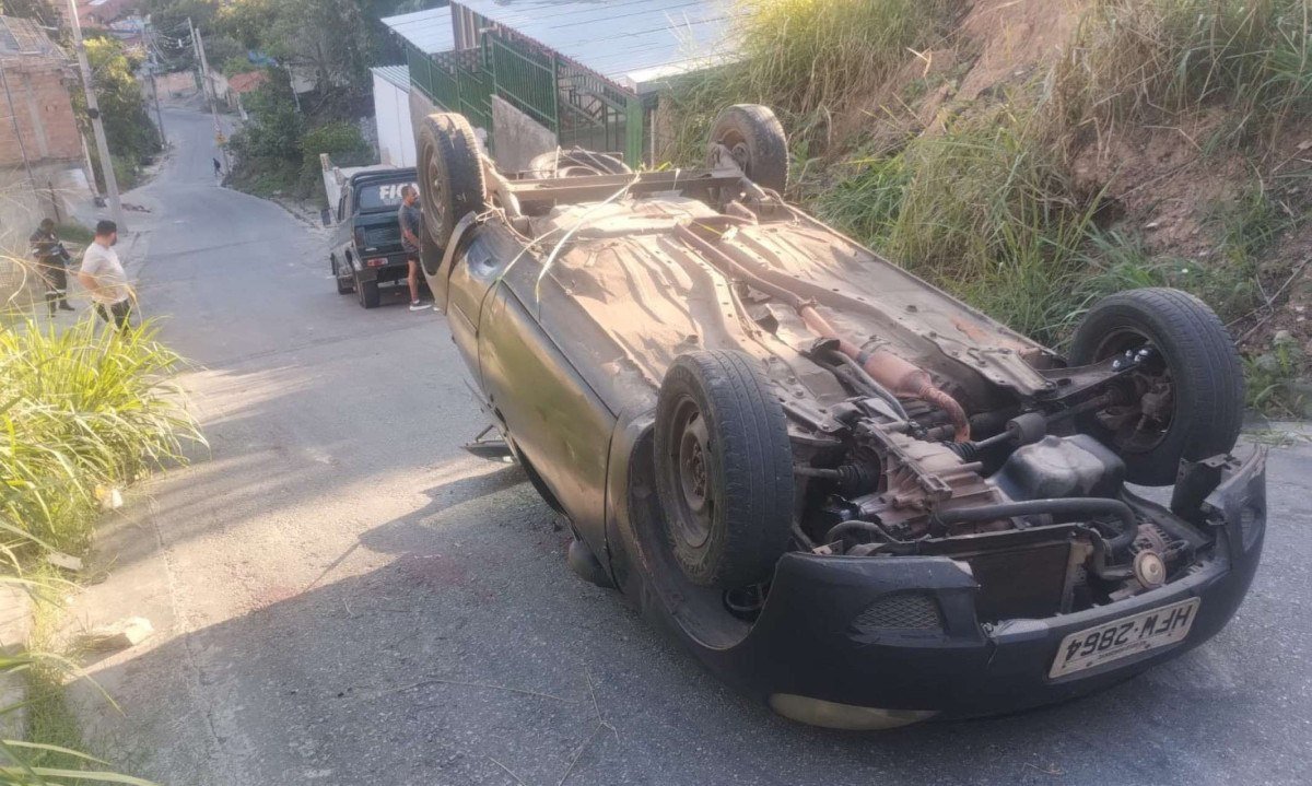Carro capotou na tarde desta sexta-feira (18/9) - (crédito: CBMMG)