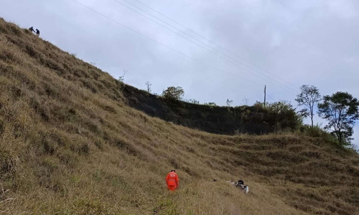 Pai e filho foram encontrados em ribanceira no Sul de Minas, às margens da BR-381, na manhã desta sexta-feira (18/9) - (crédito: CBMMG/Divulgação)