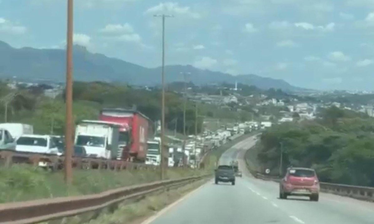Trânsito na BR-381, em Betim, na Grande BH, segue intenso nesta sexta-feira (18/9), devido a obras e acidente - (crédito: Felipe Pimenta)