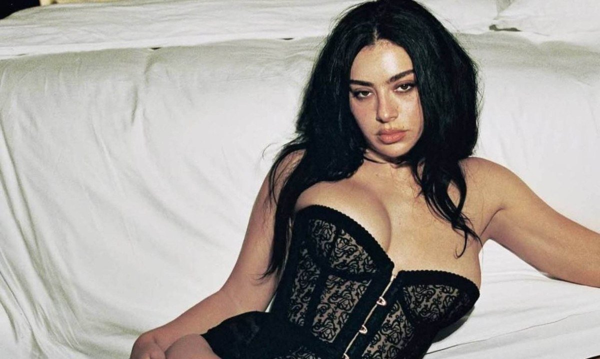 Charli XCX posa para a capa da Playboy
- (crédito: Aldan Zamiri/Playboy)