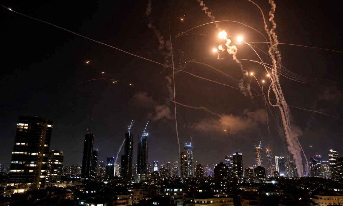 Interceptadores do sistema de defesa aérea israelense são acionados contra mísseis lançados pelo Irã no céu de Tel Aviv. uso intensivo de sistemas antimísseis está entre os principais componentes do custo militar analisado pelo Congresso dos Estados Unidos - (crédito: jack guez/afp)