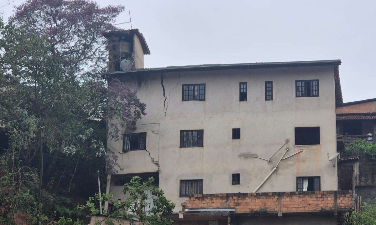 Prédio de quatro andares terá que ser demolido em Nova Lima após queda de muro de arrimo - (crédito: Jair Amaral/EM/D.A. Press)
