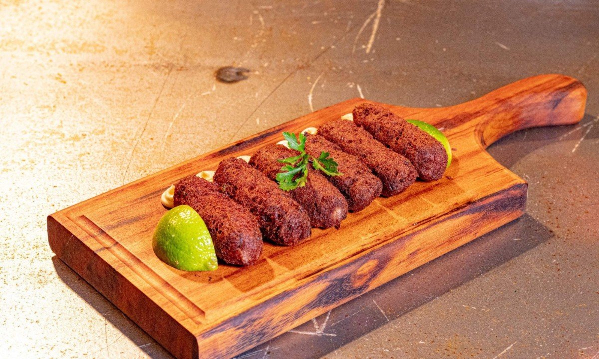 O cardápio tem uma seção destinada a clássicos boêmios, como a porção de croquetes de costela O cardápio tem uma seção destinada a clássicos boêmios, como a porção de croquetes de costela
