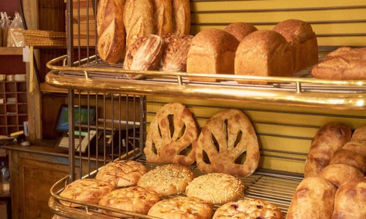 Segundo Paula Bonome, da padaria Casa Bonomi, a palavra companheiro vem de 'companio', que em latim se refere àquele com quem se divide o pão Segundo Paula Bonome, da padaria Casa Bonomi, a palavra companheiro vem de 'companio', que em latim se refere àquele com quem se divide o pão