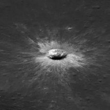 Nasa descobre nova cratera gigante na Lua; tamanho de dois campos de futebol