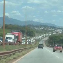BR-381 tem 18 km de lentidão devido a obras e acidente na Grande BH - Felipe Pimenta