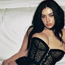 'Sexo, sexualidade e confiança são sagradas para mim', diz Charli XCX ao posar para capa da Playboy