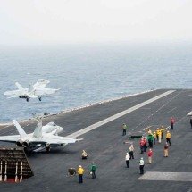 250 aviões, porta-aviões e mísseis: a máquina por trás dos US$ 38 bi - US NAVY/AFP