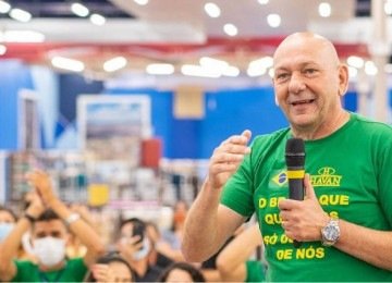 Luciano Hang, propriet&aacute;rio da Havan, durante discurso que motivou a a&ccedil;&atilde;o do MPT por ass&eacute;dio eleitoral em uma de suas lojas -  (crédito: Divulga&ccedil;&atilde;o/Havan)