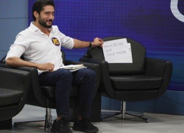 Gabriel Azevedo, candidato ao governo de Minas, provoca Alexandre Kalil no debate da TV Alterosa com uma placa citando o advers&aacute;rio ausente. -  (crédito: Edesio Ferreira/EM/D.A Press)